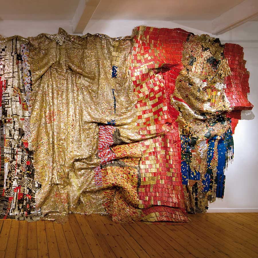 <strong>El Anatsui</strong>, <em>In the World But Don't Know the World?</em>, 2009.<br>Aluminium and copper wire, 1000 x 560 cm.